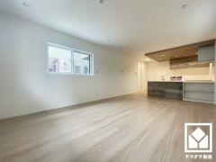 広々18.4帖のLDKが魅力。家族全員がリラックスできる、ゆったりとした快適リビングで温かい団らんの時間を。