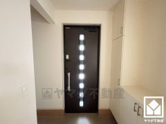 白を基調とした明るい玄関で、毎日を爽やかにスタート。広々とした開放感と清潔感あふれる空間が、訪れる人々を温かく迎えます。