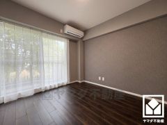 バルコニーにつながるお部屋で、通風・陽当たり良好。
