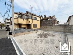 南側には国道2号線が通っています。阪神高速道路の尼崎西出入口（神戸方面）や武庫川出入口（大阪方面）も車で10分圏内で、車での移動がしやすい立地です。