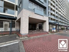 北側へ車で3分ほどの距離に県道341号線が通っています。阪神高速道路・名神高速道路と繋がる西宮インターチェンジも10分圏内で、神戸方面や大阪方面へ出やすく、車での移動にも便利な立地です。