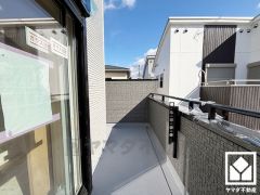 2階南向き・東向きの2面引き回しバルコニーで、陽当たり、風通し良好。