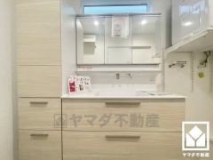 収納豊富なトールキャビネット付きでスッキリお使い頂ける3面鏡の洗面台です。カウンターが広めなので、忙しい朝でも身支度がしやすく時短になります。