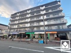 ゆったりとした広場や、ブランコやすべり台などの遊具が整備された「網引公園」まで徒歩3分で、子育て世帯の方にもお勧めです。植栽もたいへん豊かな公園で、桜や紫陽花など四季折々のお花も楽しめる住環境です。