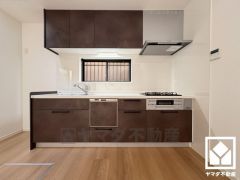 キッチンには窓がございますので、昼間は手元が明るく、お料理がはかどります。