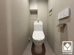明るく清潔感溢れるトイレです。トイレットペーパーのストックや消耗品置き場などとしてお使いいただける吊戸棚がございます。