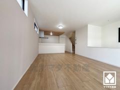 広々21.7帖のLDKが魅力。家族全員がリラックスできる、ゆったりとした快適リビングで温かい団らんの時間を。