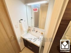 収納豊富でスッキリお使い頂ける3面鏡の洗面台です。洗面ボウルが広めなので、忙しい朝でも身支度がしやすく時短になります。