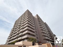 重厚感のあるファサードが、洗練された暮らしを予感させる。街並みに馴染みながらも、ひときわ目を引く存在感。