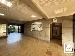 ゆったりとしたロビーが、住まう人の憩いの場に。落ち着いた空間で、ほっと一息つける時間を。