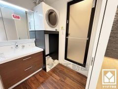 収納付きでスッキリお使い頂ける3面鏡の洗面台です。洗面ボウルが広めなので、忙しい朝でも身支度がしやすく時短になります。