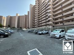 敷地内に駐車場を完備（月額12000円～17000円）。出入口は防犯性に優れたロボットゲート付き。空き状況等は弊社スタッフまでお気軽にお問い合わせください。