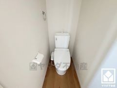 明るく清潔感溢れる2階トイレです。タオル掛けやペーパーホルダーが設置されています。