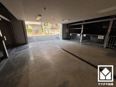 敷地内に屋内駐車場を完備。重い荷物や雨の日の移動もスムーズで、快適なカーライフを実現。空き状況等は弊社スタッフまでお気軽にお問い合わせください。