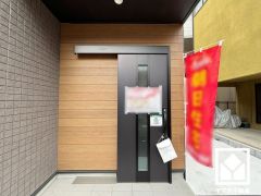 シンプルで洗練された玄関デザイン。帰るたびにホッとできる、心地よい住まいの入り口。