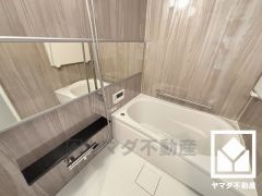 浴室暖房乾燥機付き。真冬の寒い浴室を暖かく、また雨の日の洗濯物の乾燥にと多用途に活躍する機能です。