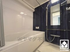 ゆったり足が伸ばせるので、毎日の疲れを癒やすバスタイムを実現。清潔感あふれる空間で、1日の疲れをリフレッシュ。