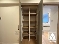 玄関ホールにも収納あり。奥行きがあるので、収納力も申し分ありません。