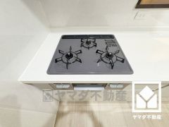 家族のごはん作りがはかどる。同時調理ができる3口コンロ付きキッチン。