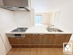 フラットタイプのカウンターキッチンなので配膳や片付けがしやすく、お料理中でもお子様の様子が分かって安心です。災害時の非常食や食料品のストックなども保存できる床下収納付き。