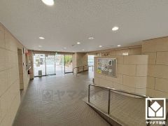 バリアフリーに配慮された、スロープ付きのアプローチ。