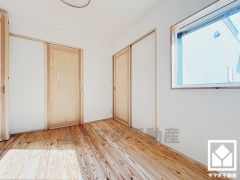 約6帖の2階洋室です。音響熟成木材を使用したリノベーションが魅力。おしゃれなインテリアが映える自然素材を活かした洋室で、リラックスしたひとときを過ごせます。