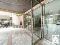 安心・安全な暮らしをサポートするオートロックシステムを完備。TVモニター付きインターホン対応です。