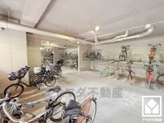 サイクルラックの設置された屋内駐輪場を完備。スッキリ整理されて、自転車同士の接触や転倒の心配がございません。