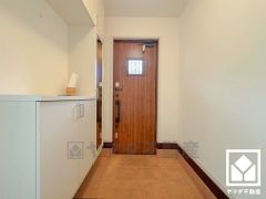 玄関にはたっぷりの収納スペースを完備。家族の靴もしっかり収納できるので、玄関がいつも片付き、気持ちよくお客様を迎えられます。お出かけの前のチェックにも便利な鏡付きです。