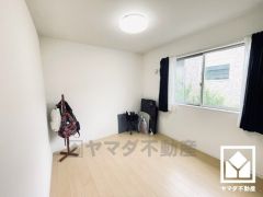 約5.25帖の2階洋室です。全居室に窓がございます。明るい陽光がたっぷり差し込む心地よい生活空間です。