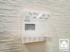 浴室暖房乾燥機付き。真冬の寒い浴室を暖かく、また雨の日の洗濯物の乾燥にと多用途に活躍する機能です。発汗作用や美肌効果のあるミストサウナ機能も付いており、短時間で体の芯まで温めることができます。
