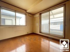 約5.3帖の3階洋室です。バルコニーにつながるお部屋で、通風・陽当たり良好。（リフォーム前の写真です）