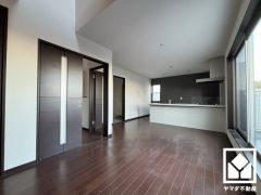 プライバシー・採光に配慮された広々17.5帖の2階リビングが魅力。家族全員がリラックスできる、ゆったりとした快適リビングで温かい団らんの時間を。