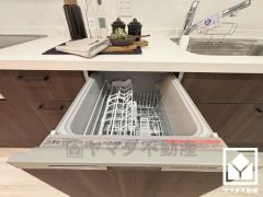 毎日の家事の負担を軽減でき、水道代の節約にもなる食器洗乾燥機付き。