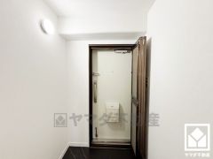 白を基調とした明るい玄関で、毎日を爽やかにスタート。清潔感あふれる空間が、訪れる人々を温かく迎えます。断熱・防音・防犯性の高い二重扉です。