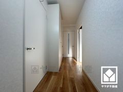 廊下やリビングにも収納があり、住空間を広々お使いいただけます。