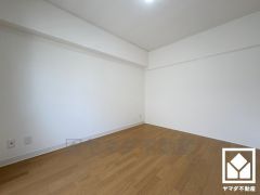 約6帖の南側洋室です。独立した居室なのでプライベートな時間をゆったり過ごせそうです。