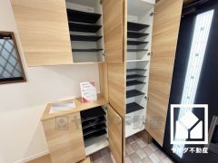 玄関にはたっぷりの収納スペースを完備。家族の靴もしっかり収納できるので、玄関がいつも片付き、気持ちよくお客様を迎えられます。