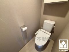 明るく清潔感溢れるトイレです。温水洗浄便座付きで、季節を問わずいつでも温かい便座をお使いいただけます。