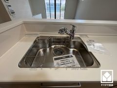 清潔感あふれるシンクで、毎日を気持ちよくスタート。浄水器付きなので、いつでも安心・安全な水をお使いいただけます。