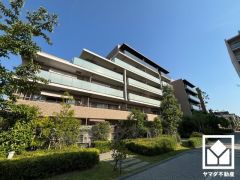 敷地内は木々が多く植えられていて、四季の移り変わりが感じられる緑豊かな景観です。