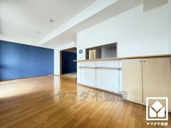 広々15.9帖のLDKが魅力。家族全員がリラックスできる、ゆったりとした快適リビングで温かい団らんの時間を。