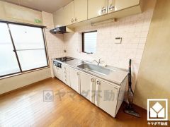 調理に手間がかかりがちな肉や魚を、短時間でサッと焼き上げることができるグリル付き。換気効率が高くお手入れしやすいスリム型のレンジフードも完備。スッキリとしたスタイリッシュなデザインも魅力の一つです。