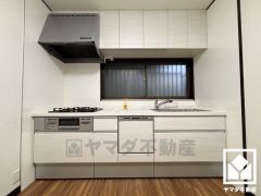 キッチンは空間を有効活用できる壁付けタイプ。独立型キッチンなので急な来客でも慌てず、お料理に集中しやすい環境です。