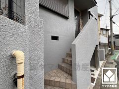 浴槽にはステップがございますので、お子様やご高齢の方も出入りが楽になります。半身浴がしやすく、長湯を楽しみたい方ののぼせ防止にも嬉しい設計です。