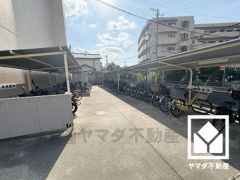 屋根付きの駐輪場・バイク置場を完備。雨や風、直射日光からお乗り物を守ることができます。