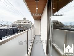 ダウンライト付きで明るく雰囲気のある、上品なバルコニーになっています。