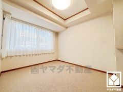 リビング・ダイニングは折り上げ天井になっており、空間に奥行きと開放感が生まれます。