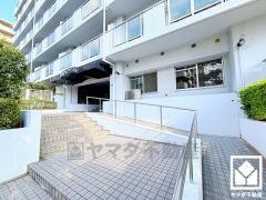 バリアフリーに配慮された、スロープ付きのエントランスアプローチ。