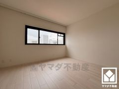 南側の洋室です。大きな窓からは明るい光が降り注ぎます。